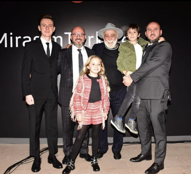 VARDAR AİLESİ BİRLİKTE ÇEKTİRDİKLERİ FOTOĞRAFLARIYLA BABALAR GÜNÜ'NDE TAKİPÇİLERİNDEN BEĞENİ TOPLADI.