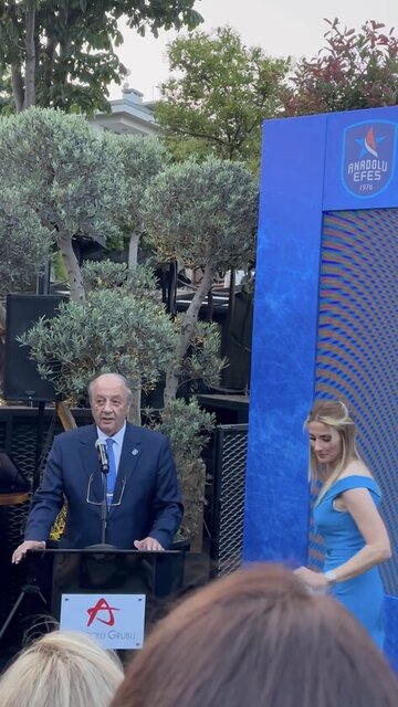 ANADOLU EFES BAŞKANI TUNCAY ÖZİLHAN TAKIMIN ŞAMPİYONLUĞUNU KUTLAYARAK TAKIMI TEBRİK ETTİ