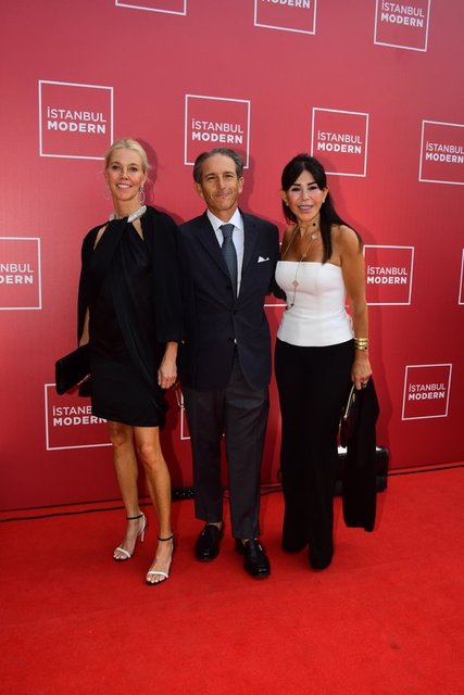 AKBANK YÖNETİM KURULU BAŞKANI SUZAN SABANCI DİNÇER GECEYE YAKIN DOSTLARI GIGI-CARL GRIMSTAD ÇİFTİ İLE BİRLİKTE GELDİ.