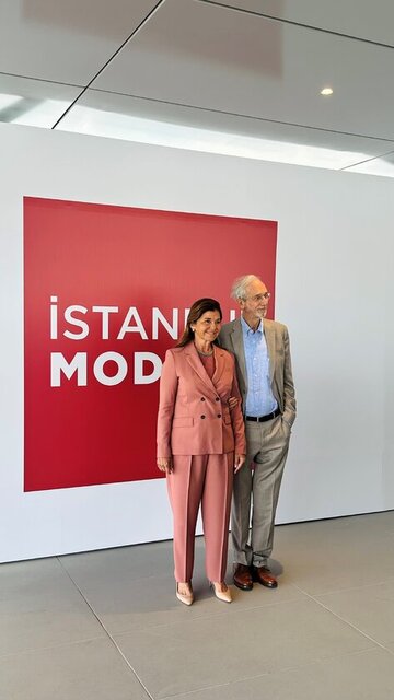 İSTANBUL MODERN YÖNETİM KURULU BAŞKANI OYA ECZACIBAŞI VE İSTANBUL MODERN'İN MİMARI RENZO PIANO DAVETTE MİSAFİRLERİ BİRLİKTE KARŞILADI.