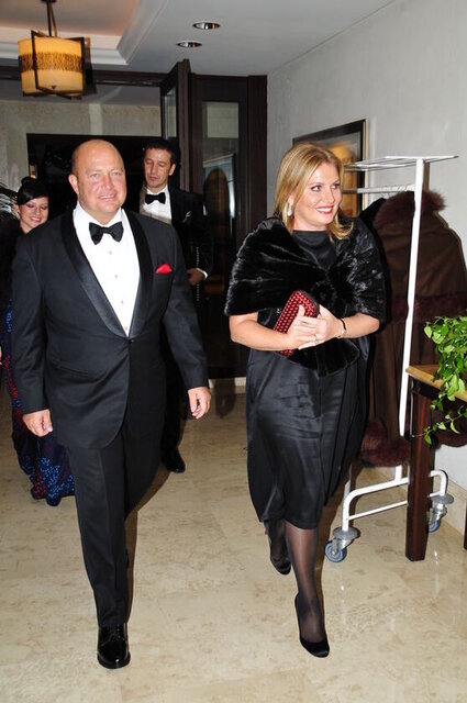BAŞARILI İŞ İNSANI MUSTAFA KOÇ 1992 YILINDA HAYATINI CAROLINE KOÇ İLE BİRLEŞTİRDİ.