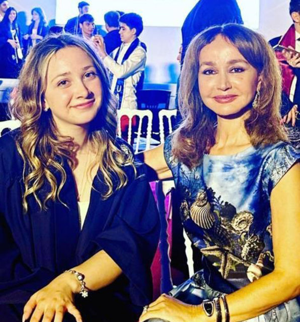 HÜLYA KALYONCU KIZININ MEZUNİYET TÖRENİNE KATILARAK MEZUNİYET HEYECANI YAŞADI.