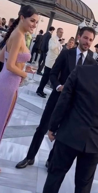 HAKAN SABANCI GECEYE OYUNCU SEVGİLİSİ HANDE ERÇEL BİRLİKTE EĞLENDİ. 