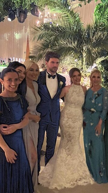 ARZU SABANCI DA DÜĞÜNDEYDİ. SABANCI, TUNCER ÇİFTİYLE BİRLİKTE POZ VERDİ.