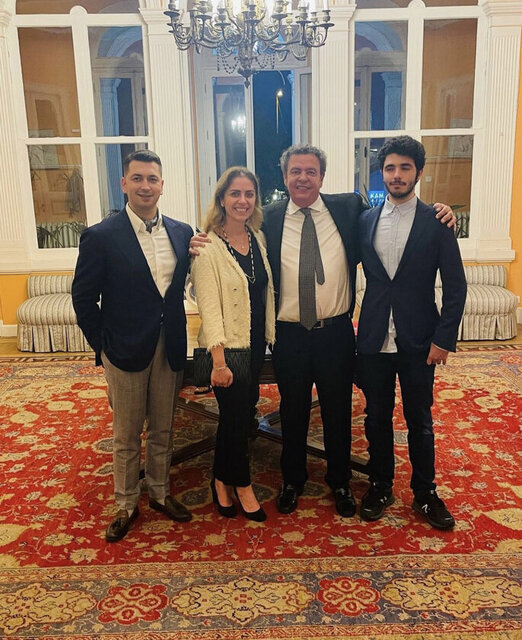HEDİYE GÜRAL GÜR İSPANYA BAŞKONSOLOSU ALVARO DE LA RİVA GUZMAN ONURUNA DÜZENLENEN VEDA RESEPSİYONUNA OĞLU BORA GÜR İLE BİRLİKTE KATILDI.