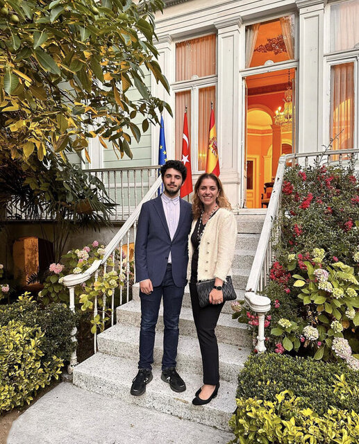 HEDİYE GÜRAL GÜR OĞLU BORA GÜR İLE BİRLİKTE İSPANYA BÜYÜKELÇİLİĞİ KONUTU'NDA POZ VERDİLER 