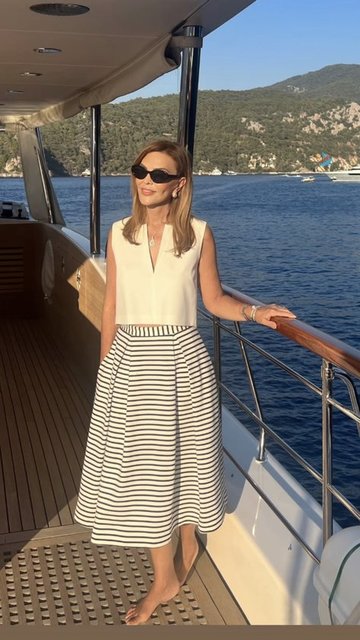 FERYAL GÜLMAN TEKNEDE TATİL YAPIYOR.