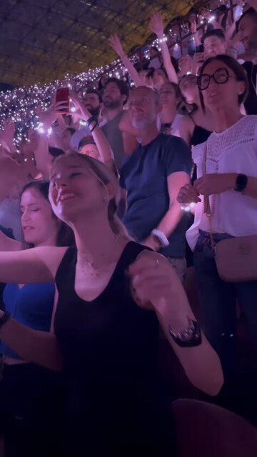 KONSERDE KEYİFLİ ANLAR YAŞAYAN PINAR SABANCI, SOSYAL MEDYA HESABINDAN PAYLAŞTI.