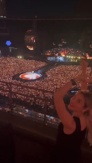 PINAR SABANCI MİLANO'DA ÜNLÜ MÜZİK GRUBU COLDPLAY'İ DİNLEMEYE GİTTİ.
