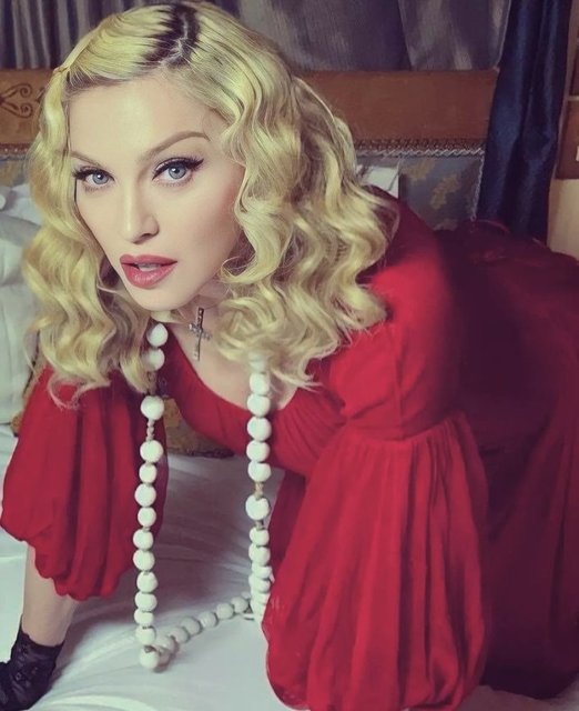 DÜNYACA ÜNLÜ ŞARKICI MADONNA HASTANEYE KALDIRILDI.