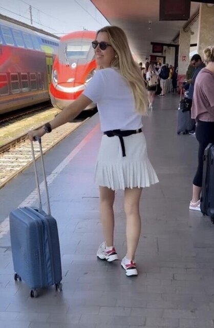 PINAR SABANCI VALİZİYLE SEYAHATE ÇIKARKEN ÇEKİLDİĞİ POZUNU SOSYAL MEDYA HESABINDAN PAYLAŞTI