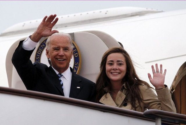 ABD BAŞKANI JOE BIDEN, TORUNU NAOMI KING BIDEN İLE BİRLİKTE GAZETECİLERİ SELAMLIYOR.