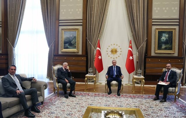 CUMHURBAŞKANI RECEP TAYYİP ERDOĞAN, SANAYİ VE TEKNOLOJİ BAKANI MEHMET FATİH KACIR İLE İŞ İNSANLARI KOÇ HOLDİNG ONURSAL BAŞKANI RAHMİ KOÇ VE KOÇ HOLDİNG BAŞKANVEKİLİ ALİ KOÇ'U KABUL ETTİ.