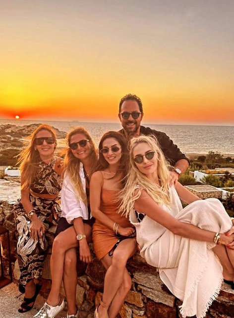 İŞ İNSANI RALF TEZMAN EVE EŞİ SANEM TEZMAN ARDAŞLARI HANDE GAMGAM VE FULYA ÖZKANCA İLE TATİL YAPIYOR