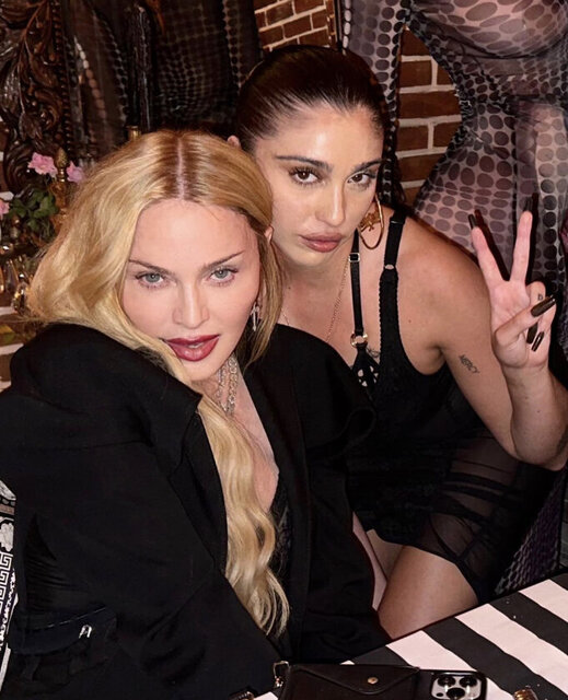 MADONNA VE KIZI BİRLİKTE POZ VERDİ.