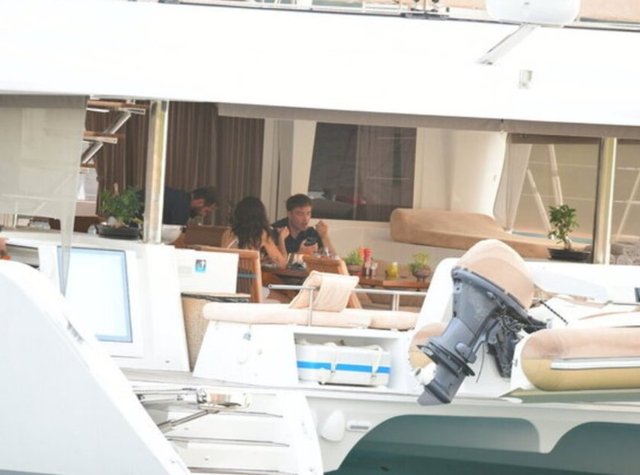 AİLECE BODRUM'U TERCİH EDEN ED WESTWICK VE AİLESİ BODRUM'DA DEMİRLİK TEKNELERİNDE TATİL YAPIYOR.