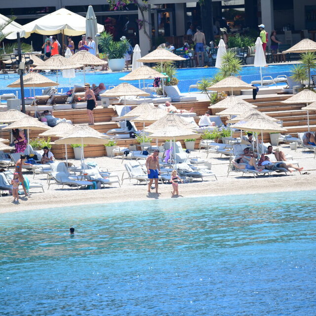 NİV GARİH EŞİ ROMİNA GARİH VE KIZLARIYLA BİRLİKTE BODRUM'DA TATİL YAPIYOR.