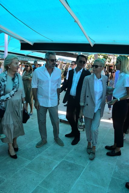 DERİN MERMERCİ CENAZE TÖRENİNE ERKEK ARKDAŞI MURAT ASLAN İLE BİRLİKTE KATILDI.