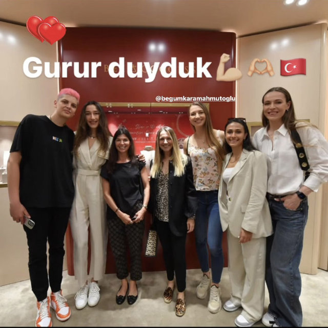 ZEYNEP ÜSTÜNEL TÜRKİYE KADIN MİLLİ VOLEYBOL TAKIMI'NIN ŞAMPİYONLUĞUNU YAKIN DOSTU BEGÜM KARAMAHMUTOĞLU İLE KUTLADI.