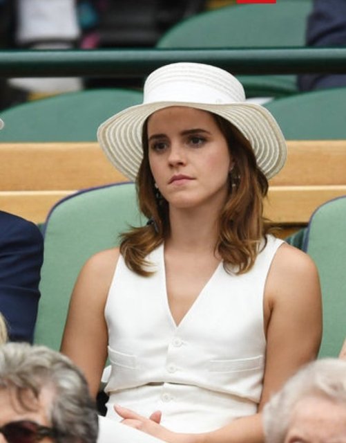ÜNLÜ OYUNCU EMMA WATSON BEYAZ TAKIMIYLA TURNUVANIN ŞIK İSMİYDİ.