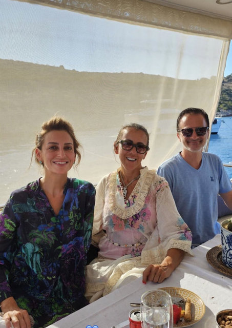 BEYZA UYANOĞLU, OZAN-BAHAR ŞER ÇİFTİ İLE BODRUM'DA BİR ARAYA GELDİ.