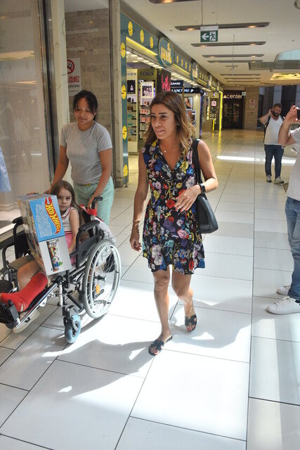 KIZI ALYA'NIN BİR KAZA SONUCU AYAĞANI KIRDIĞINI BELİRTEN BEGÜM GAZİOĞLU AVM'DEN KIZINA OYUNCAK ALDI.
