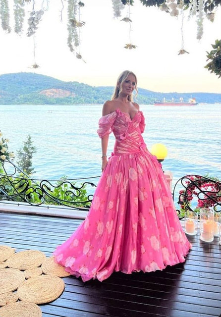 YASEMİN TACİROĞLU NİŞAN TÖRENİNDE PEMBE ELBİSESİYLE GÖZ KAMAŞTIRDI