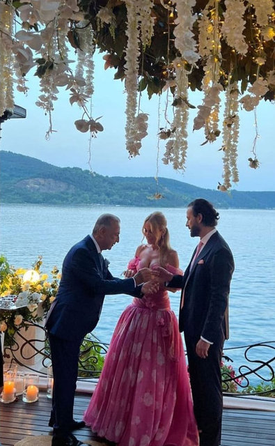 YASEMİN TACİROĞLU VE AHMET URAS ÇİFTİ ÖNCEKİ AKŞAM KÜÇÜK BİR TÖRENLE NİŞANLANDI
