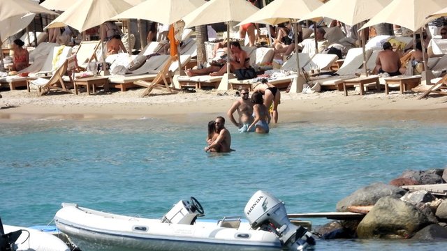 ÇEŞME'DE DENİZE GİREN ALLAN HAKKO SEVGİLİSİ SELİN YAĞCIOĞLU İLE BİRLİKTE DENİZDE AŞK TAZELEDİ