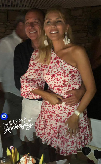 ÖMER VE ARZU SABANCI ÇİFTİ 37. YILLARINI AİLE ARASINDA KUTLADILAR.