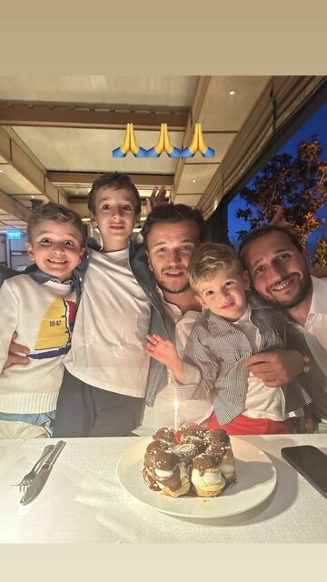 İŞ İNSANI HİKMET ALBAYRAK DAHA SONRA DOSTLARIYLA BİRLİKTE DE PASTA KESTİ 