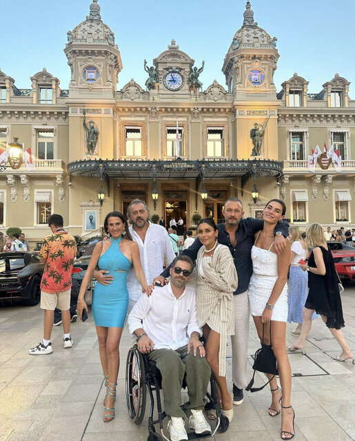 ALİCAN ULUSOY VE SEVGİLİSİ HANDE SUBAŞI'NA YAKIN DOSTLARI DA EŞLİK ETTİ. 