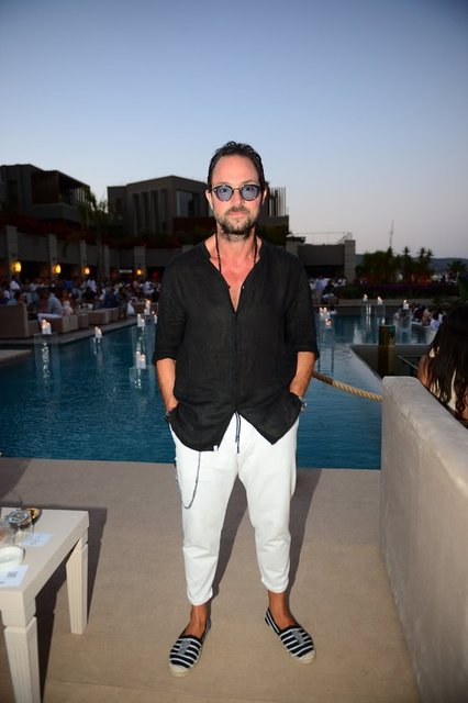 GENÇ İŞ İNSANI RALF TEZMAN KONSERDE ŞARKILARLA COŞTU