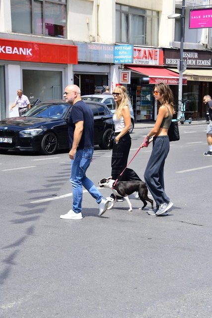 YURTDIŞINDA YAŞAYAN KIZLARI YASEMİN GERMİYANLIGİL'İN GELMESİYLE BEBEK'TE BULUŞAN ELİF DÜRÜST VE MEHMET GERMİYANLIGİL CADDEDE BİRLİKTE DOLAŞTI.