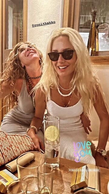 SANEM TEZMAN VE RONİT HAKKO YUNANİSTAN TATİLİNDE BİR ARAYA GELDİ.