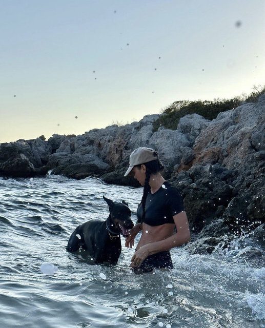 KÖPEĞİ GİA İLE SUYA GİREN YASEMİN ÖZİLHAN KEYİFLİ ANLARINI PAYLAŞTI.