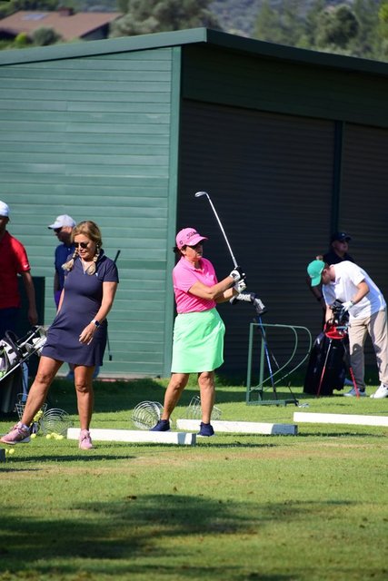 GOLF TUTKUNU AYFER TOPRAK GOLF OYNADI