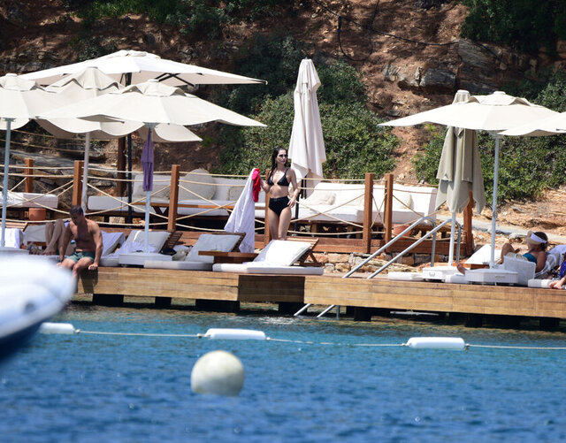 BODRUM'DA TATİL YAPAN ŞİRİN YALÇIN İSKELEDE GÜNEŞLENİRKEN OBJEKTİFLERE YANSIDI.