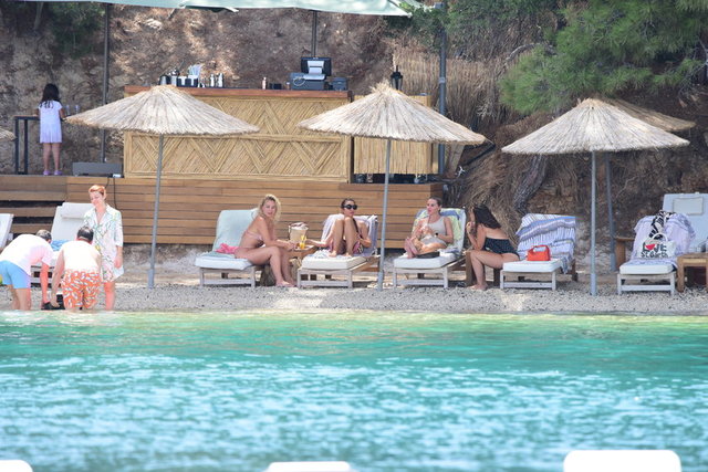 METİN ŞEN İLE 23 YILLIK EVLİLİĞİNİ BİTİREN ASLI GÜMÜŞEL KIZ KIZA BODRUM'DA TATİL YAPIYOR.