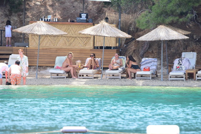 NEYLAN VARDAR VE YAKIN DOSTU ASLI GÜMÜŞEL BODRUM'DA BİR ARAYA GELDİ.