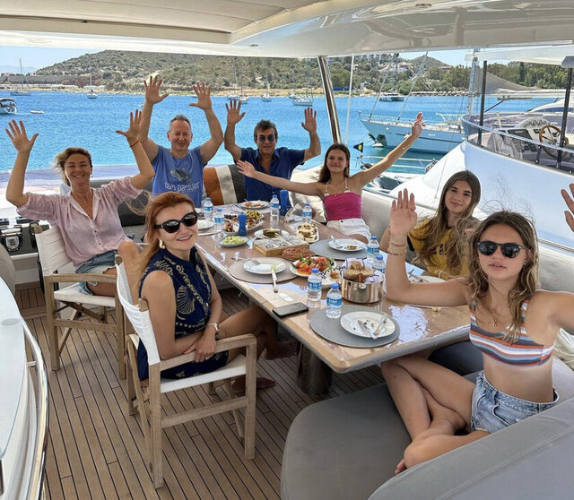 İŞ İNSANI SÜLEYMAN ORAKÇIOĞLU EŞİ AHU ORAKÇIOĞLU VE YAKIN DOSTLARI SİNAN-FÜSUN KURAN ÇİFTİYLE TATİLE ÇIKTI.