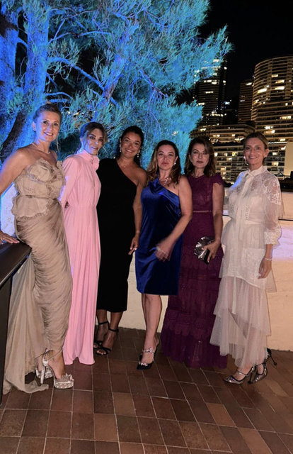 NEŞE GÖNÜL, FERYAL GÜLMAN VE BEYZA UYANOĞLU'NUN OLDUĞU ARKADAŞ GRUBU MONAKO'DA TARKAN'I DİNLEDİ.