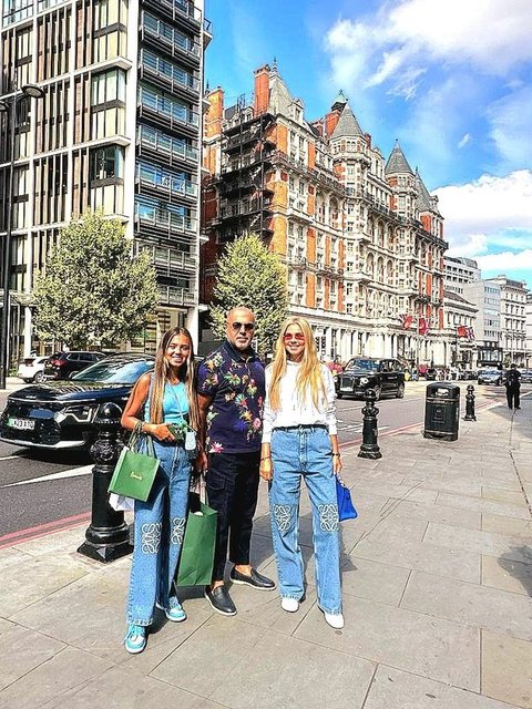 İŞ İNSANI NEJDET AYAYDIN VE EŞİ EMEL AYAYDIN KIZLARI YAĞMUR AYAYDIN'IN EĞİTİMİ İÇİN SOLUĞU LONDRA'DA ALDILAR