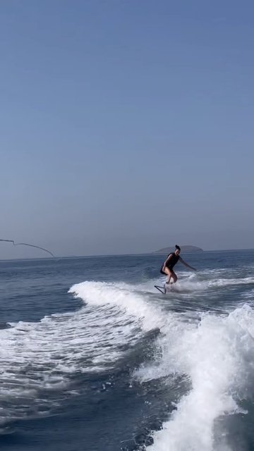 YASEMİN ÖZİLHAN WAKEBOARD YAPTIĞI ANLARI SOSYAL MEDYA HESABINDAN PAYLAŞTI.