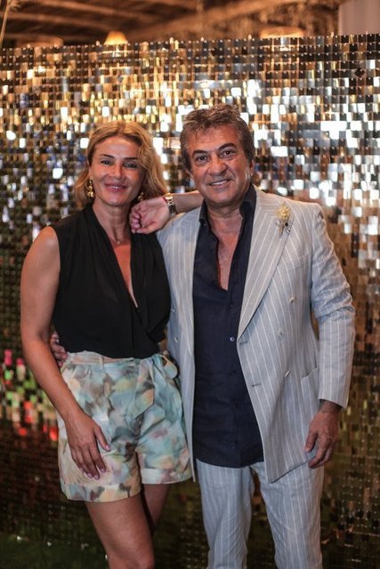 İŞ İNSANI SÜLEYMAN ORAKÇIOĞLU VE EŞİ AHU ORAKÇIOĞLU'DA GECEDE DOSTLARIYLA EĞLENDİ.