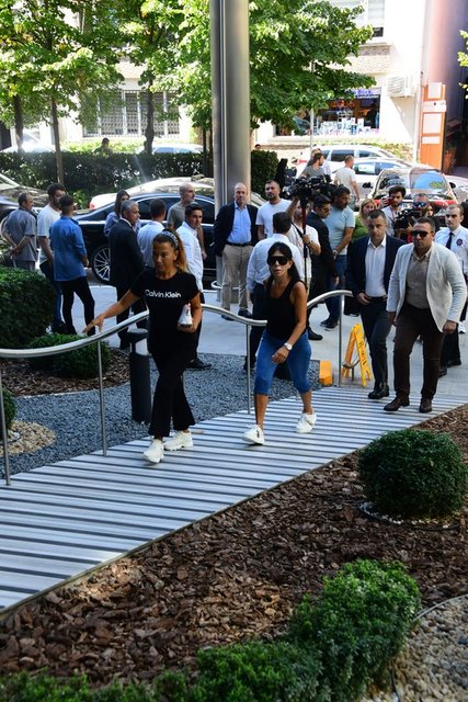 AKBANK YÖNETİM KURULU BAŞKANI SUZAN SABANCI DİNÇER VE ÇİĞDEM SABANCI HASTANEYE GELEREK SABANCI ÇİFTİNİ ZİYARET ETTİ.