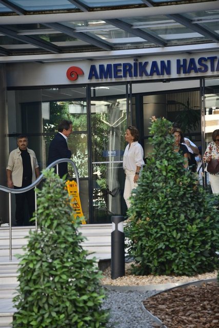AHMET NAZİF ZORLU HASTANE ZİYARETİNDE EMİNE KAMIŞLI İLE KARŞILAŞIP SOHBET ETTİ.