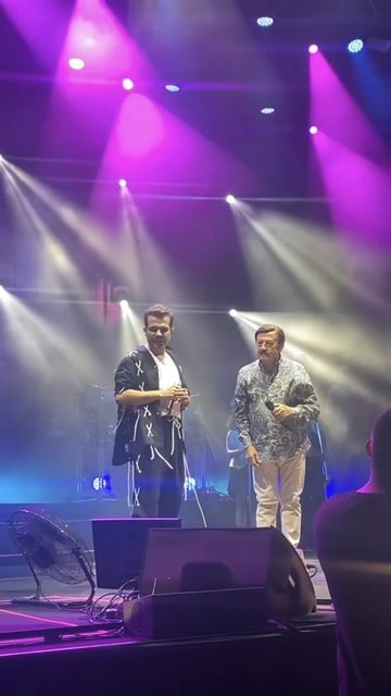 KENAN DOĞULU KONSERDE SELAMİ ŞAHİN'LE ŞARKI SÖYLEDİ.