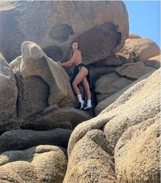 IRINA SHAYK ESKİ ESİ OYUNCU BRADLEY COOPER'A ÜSTSÜZ POZ VERDİ.