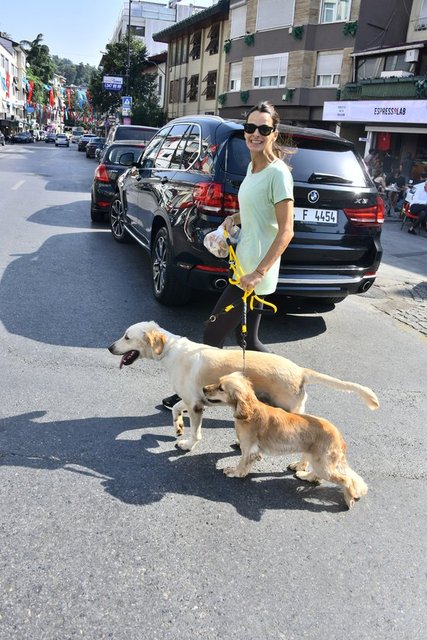 EDVİNA SPONZA BEBEK'TE KÖPEKLERİNİ DOLAŞTIRDI.